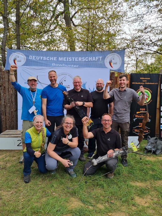 Die Stuttgarter Bogenjäger im SV Hoffeld.
Hinten von links: Wolf, Olaf, Lothar, Wolfram und Jens.
Vorne von links: Anja Luisa "Lu", Kerstin und Günther