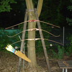 Bogenständer bei Nacht
